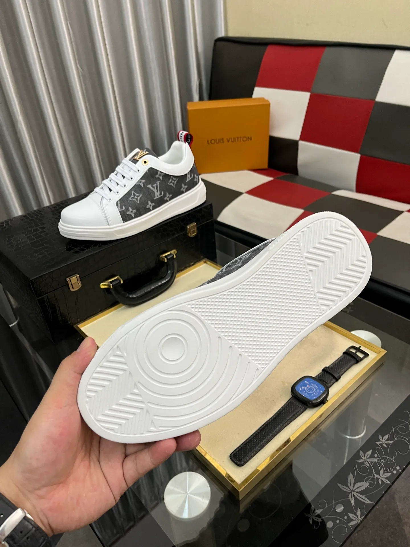 Men's shoes 💰400⌚️⌚️《Louis vuitton/LV Louis Vuitton》original quality.~ Unique modern style sneakers. 🏃A must-have casual shoe for trendy men😍😍 Original brand imported from Italy, imported original leather, cowhide lining (refuses to discolor and grind feet) sole: original sole provided by the original factory, French lazy style design ⚠️Fit to the feet, original quality, super comfortable original sole. Code number: 38-443️⃣Colors available
